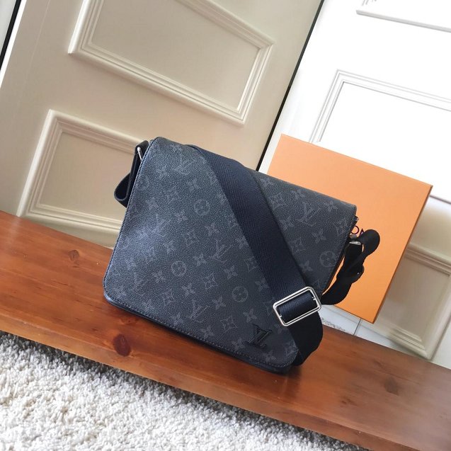 Louis vuitton original monogram eclipse District pm M44000