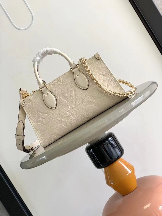  Louis vuitton original calfskin onthego east west M23641 white