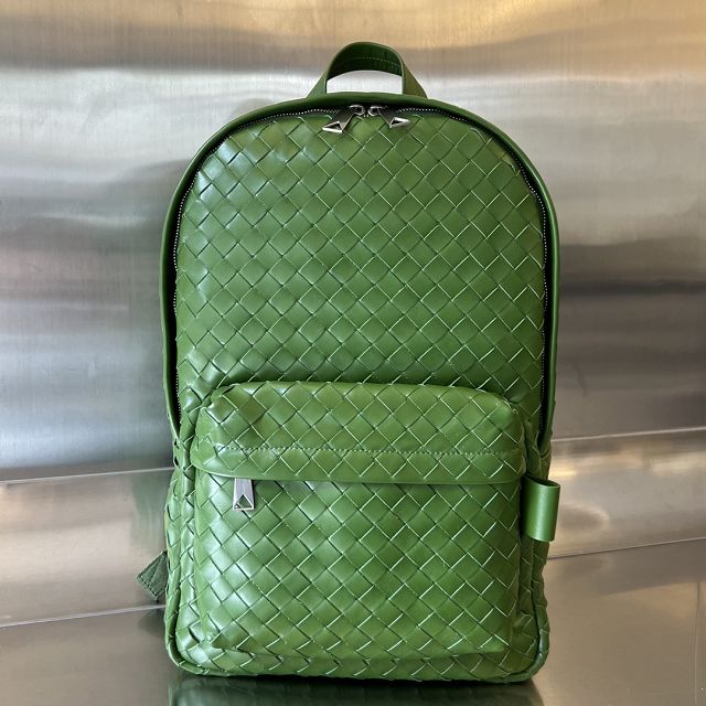 BV original calfskin medium intrecciato backpack 730732 green