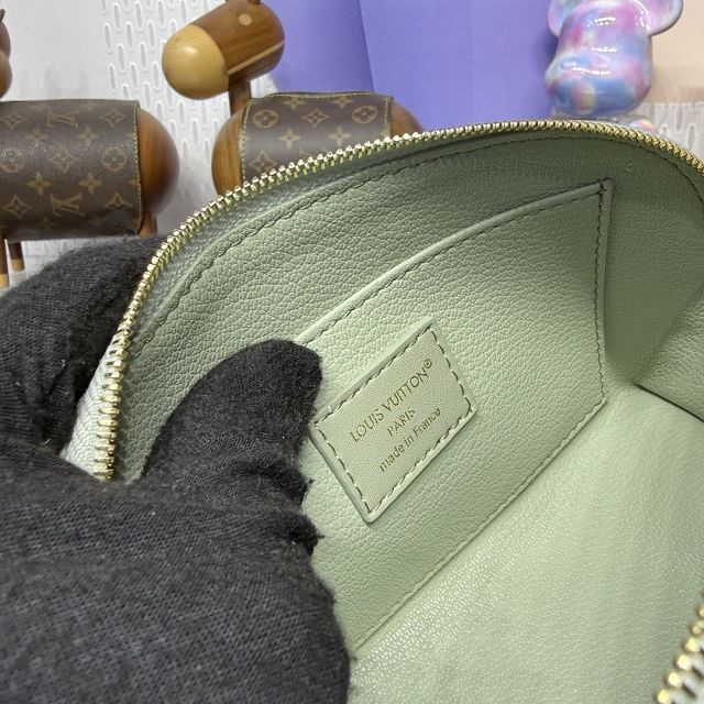 Louis vuitton original epi leather pochette cosmetique M15200 light green