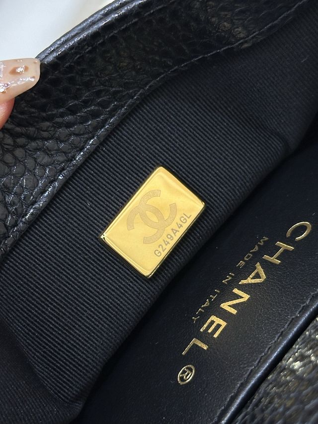 CC original grained calfskin clutch with chain AP5981 black