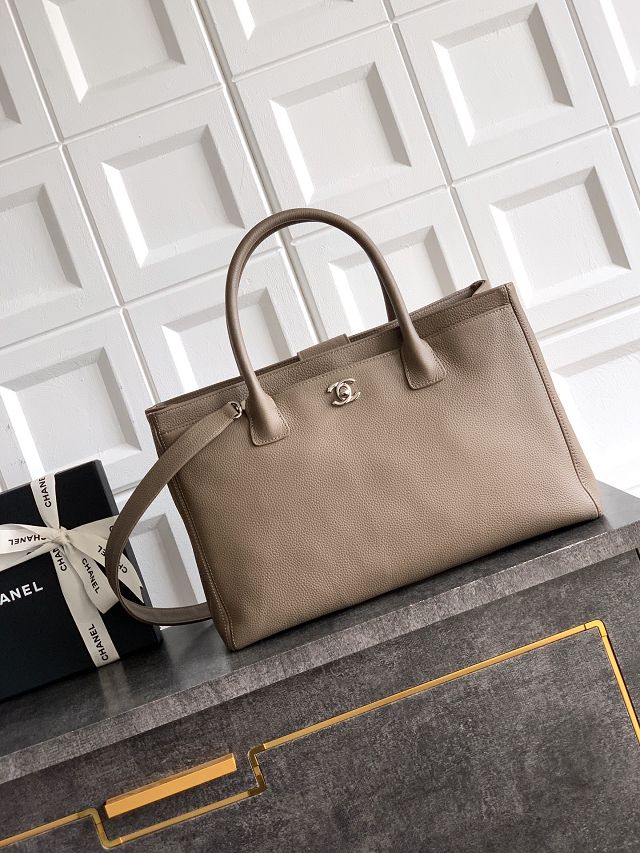CC grained calfskin medium tote bag AS2157 light brown