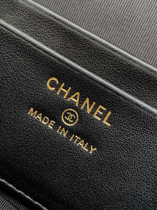 CC calfskin vanity with chain AP5195 black