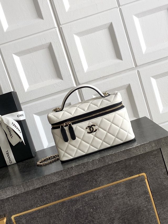 CC lambskin vanity with chain AP5240 white