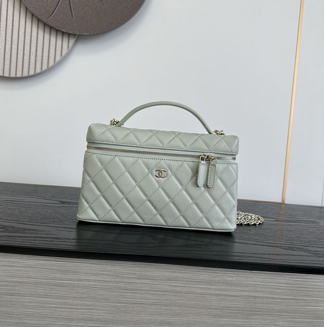 CC grained calfskin large vanity with chain AP5347 light grey